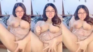 Bokep Indo Mendesah Keenakan Cubit Uting Araa Toge Omek